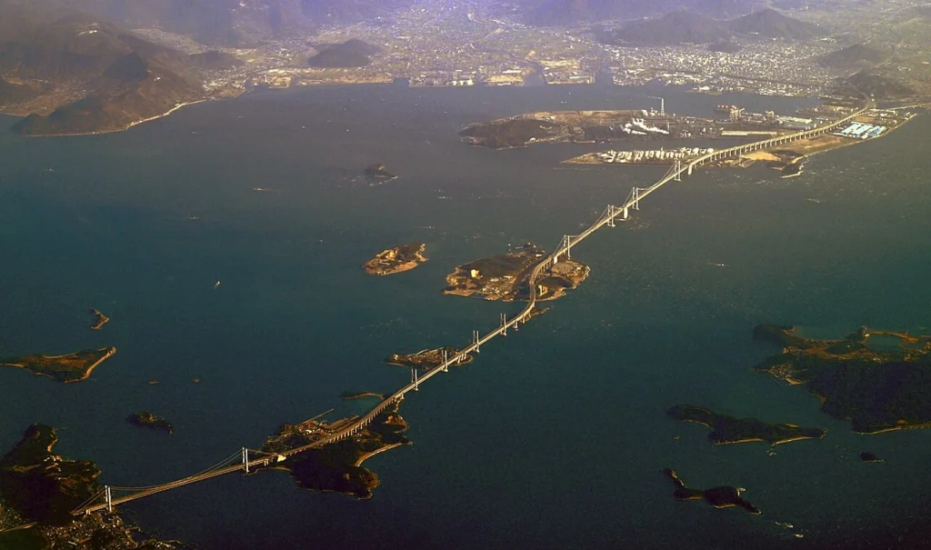 瀬戸内海の島々を結ぶ瀬戸大橋の空撮