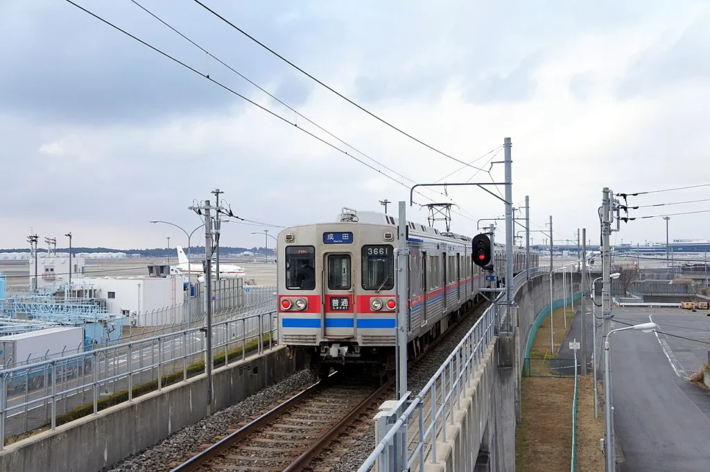 芝山千代田駅から発車する列車の写真