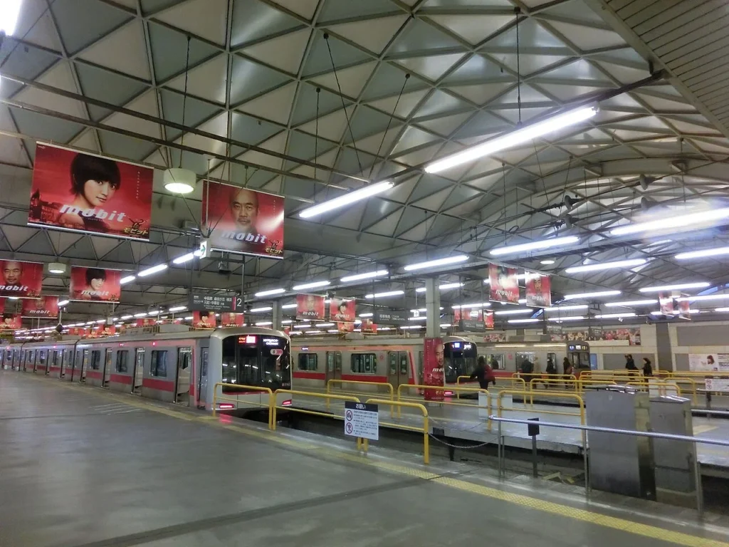 東急東横線の渋谷駅ホームの写真