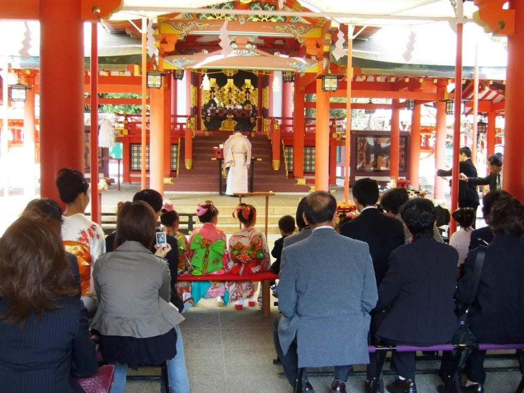 生田神社で着物姿の子どもたちが参列する七五三詣の写真