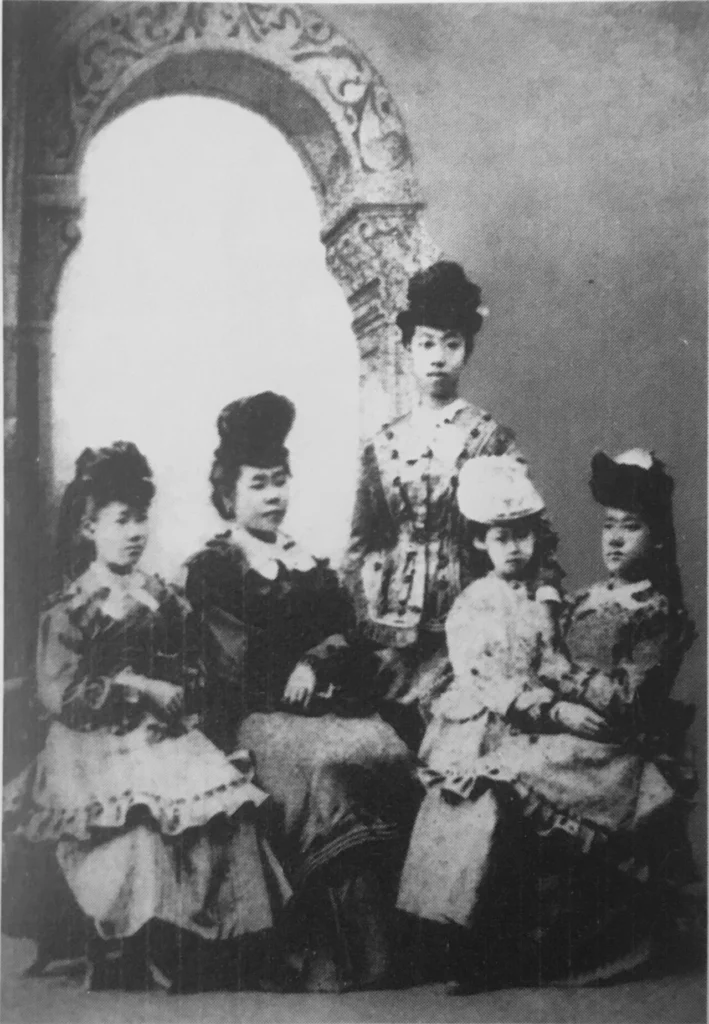 アメリカに留学した日本人女性5人の集合写真