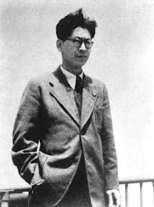 小説家・詩人の中野重治の肖像写真