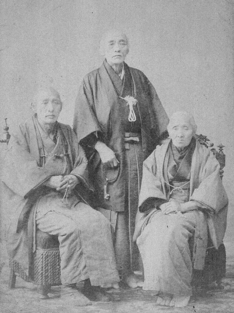 晩年の新選組隊士・島田魁を中央に写した写真