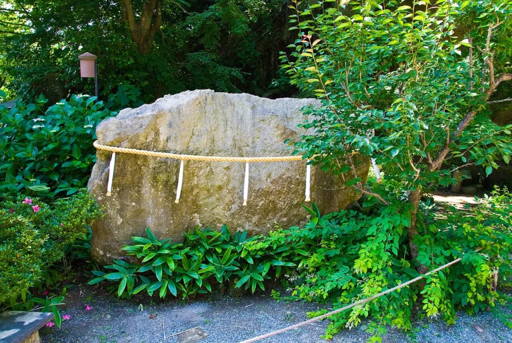 注連縄を巡らせた明月院の磐座