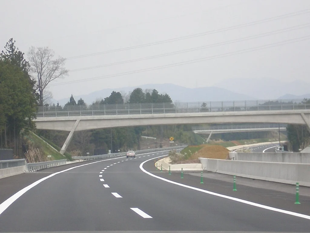 滋賀県甲賀市にある新名神高速道路の跨道橋