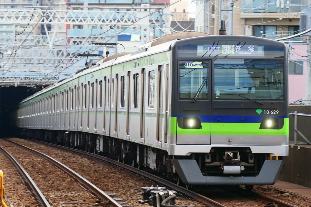 都営新宿線の船堀駅へ進入する10-300形電車