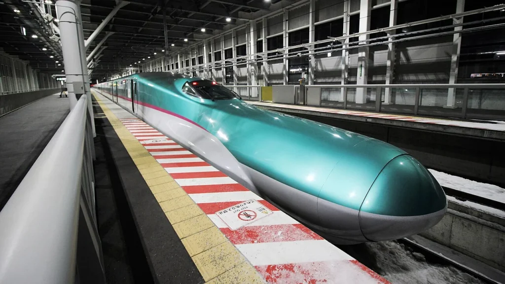 新函館北斗駅に停車するE5系新幹線