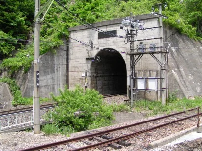 湯檜曽駅の地上ホームから見た新清水トンネルの写真