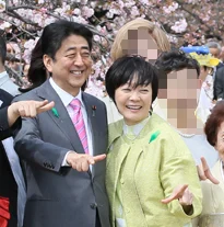 2017年の桜を見る会に出席した安倍晋三と昭恵の写真