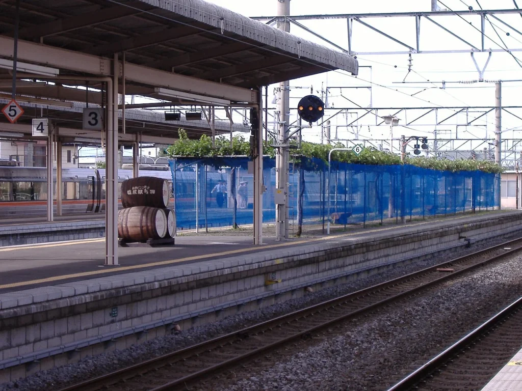 長野県の塩尻駅ホームにあるブドウの木柵の写真
