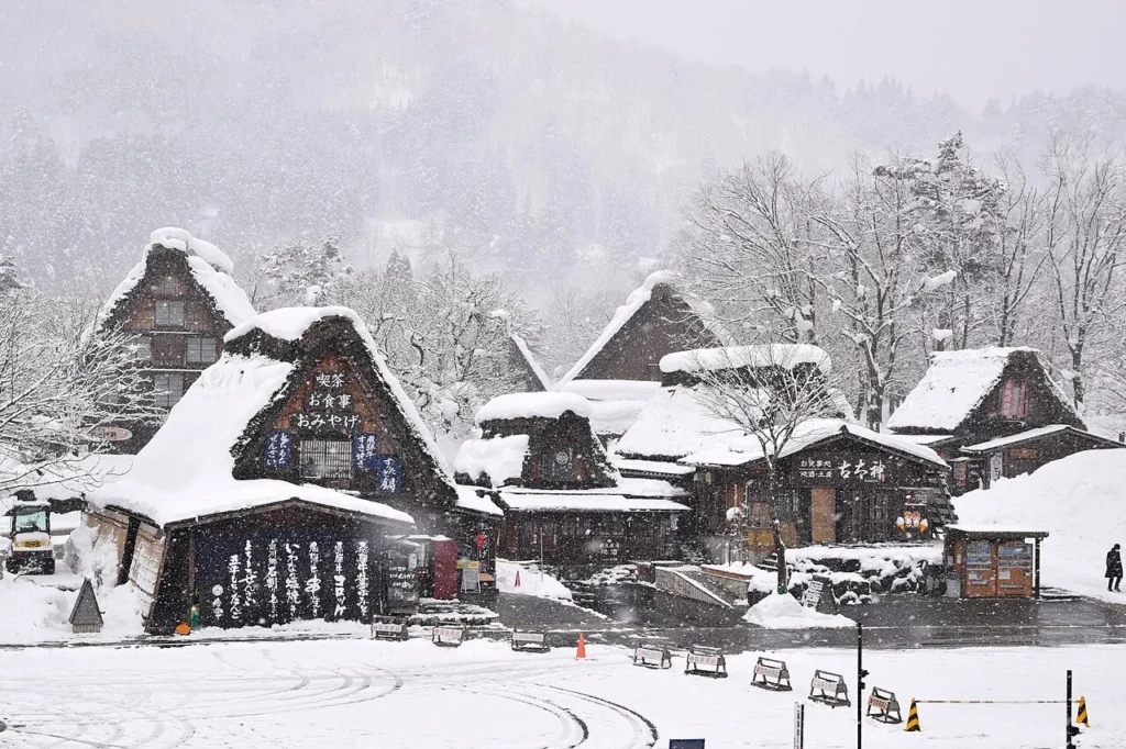 雪に覆われた白川郷の合掌造り集落