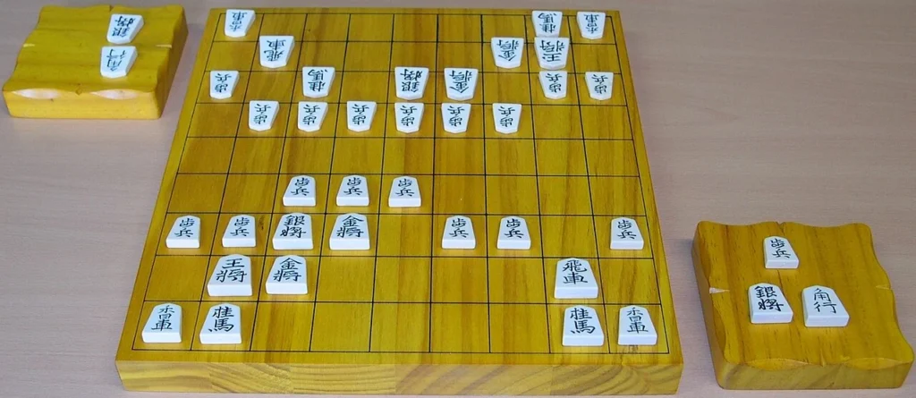 将棋盤、駒、駒台の写真