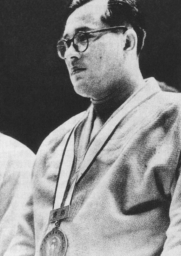 1956年の世界柔道選手権で優勝した柔道家・夏井昇吉の写真