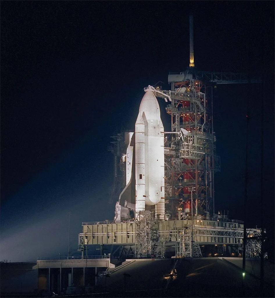 STS-2の打ち上げを前にしたスペースシャトル・コロンビアの写真