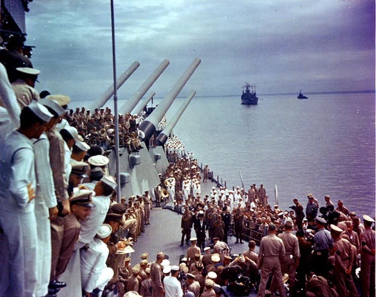 戦艦ミズーリ号上で行われた日本の降伏文書調印の写真