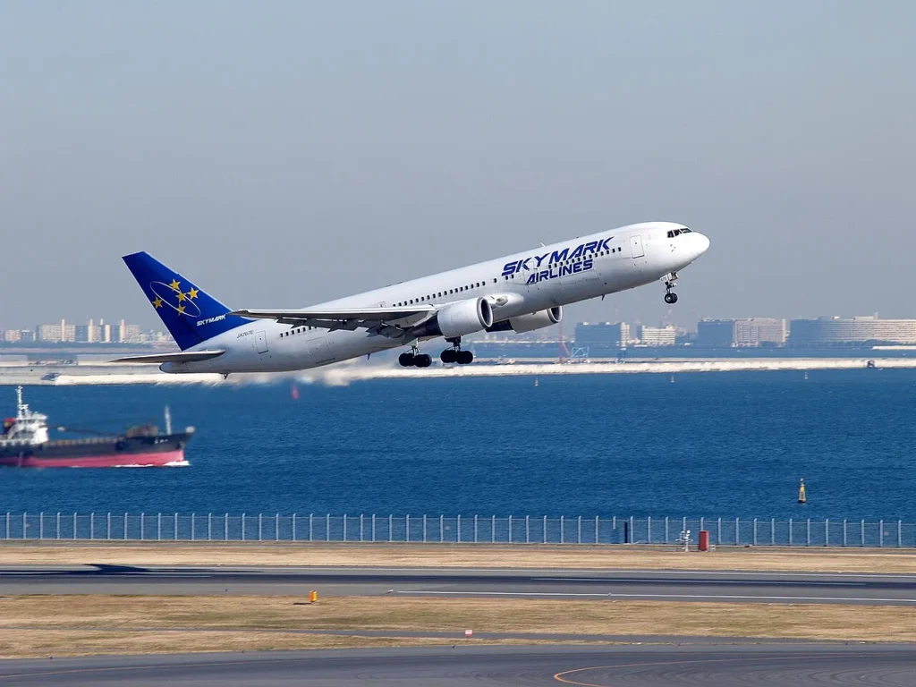 スカイマークの初期塗装を施したボーイング767型機の写真