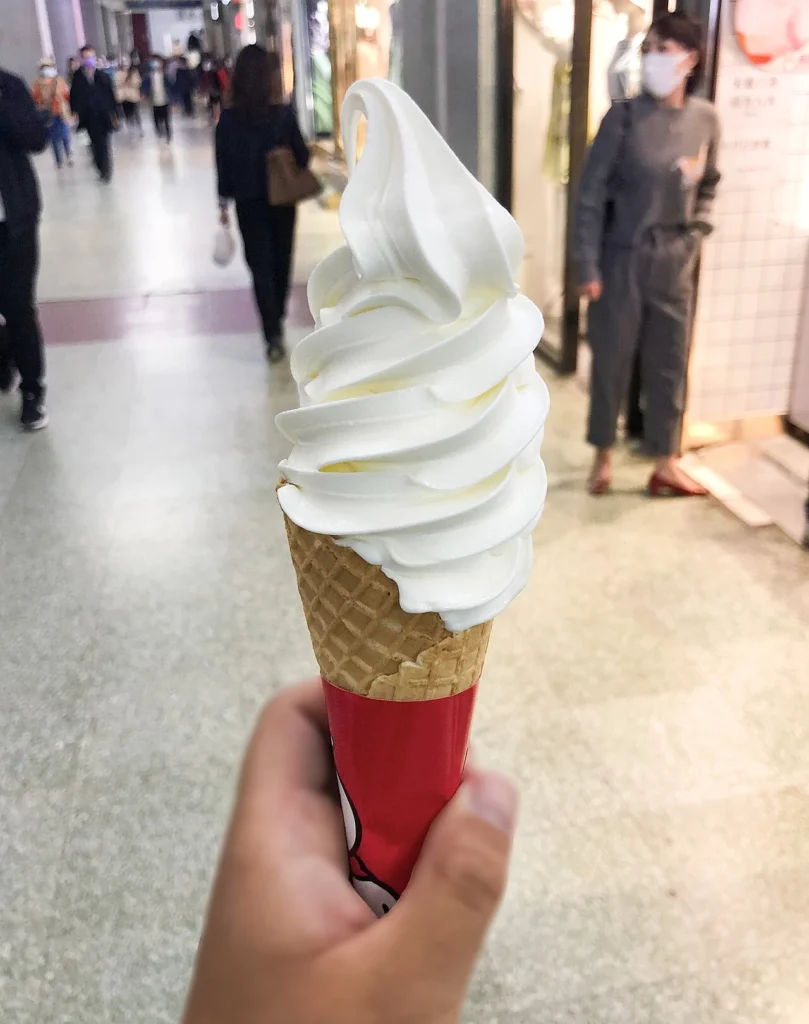 コーンに盛られたソフトクリームの写真