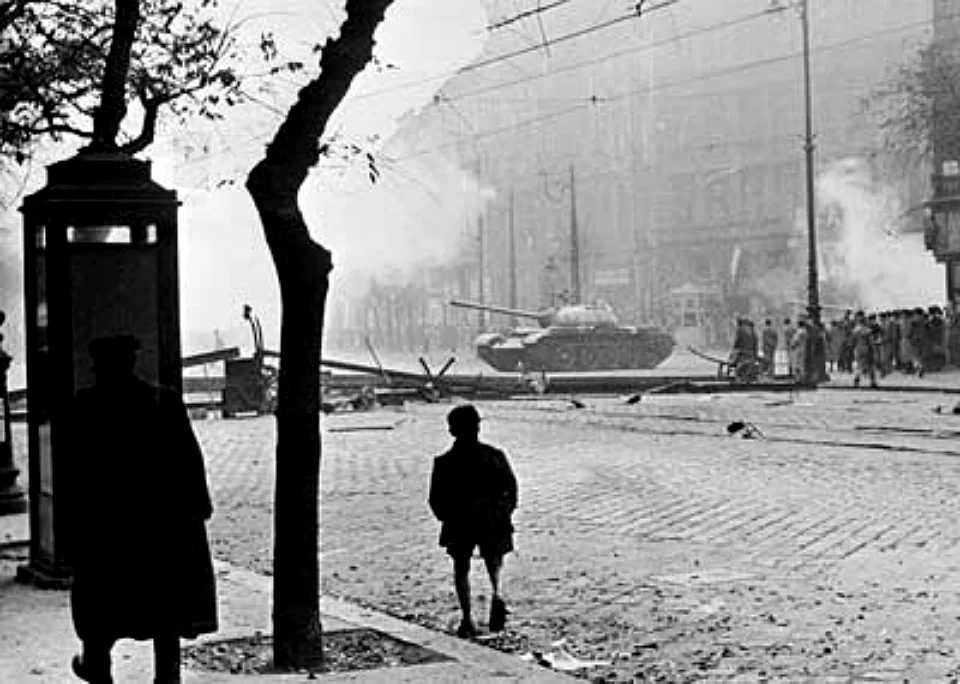 1956年のブダペストで道路封鎖に向かうソ連軍戦車