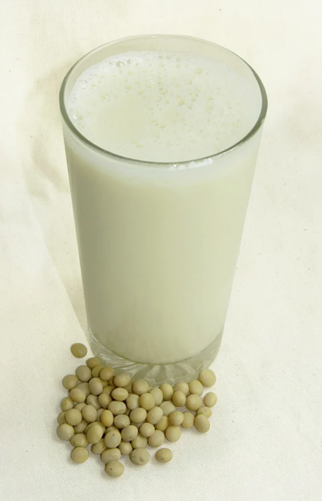 グラスに入った豆乳と大豆の写真