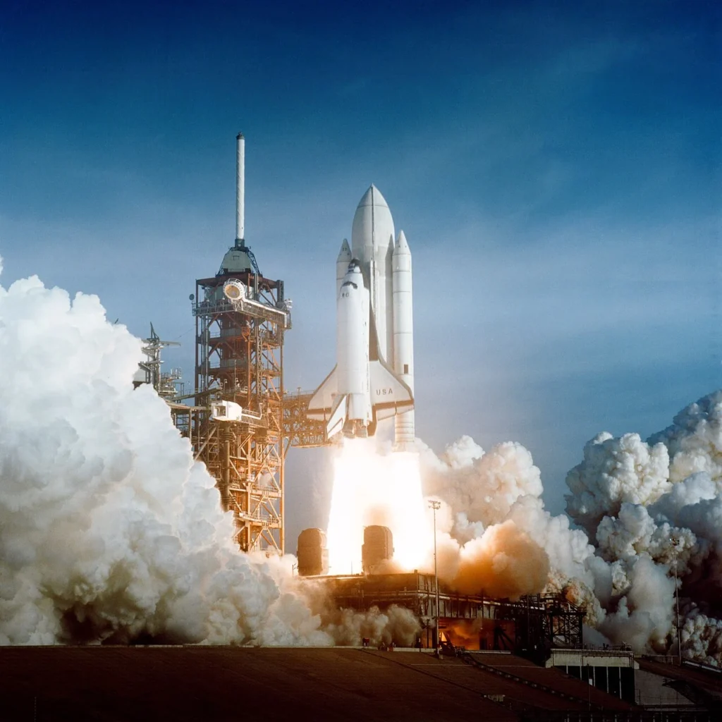 STS-1で打ち上げられるスペースシャトル・コロンビア
