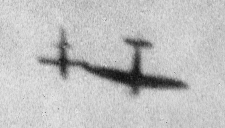V1飛行爆弾に接近するイギリス空軍のスピットファイア