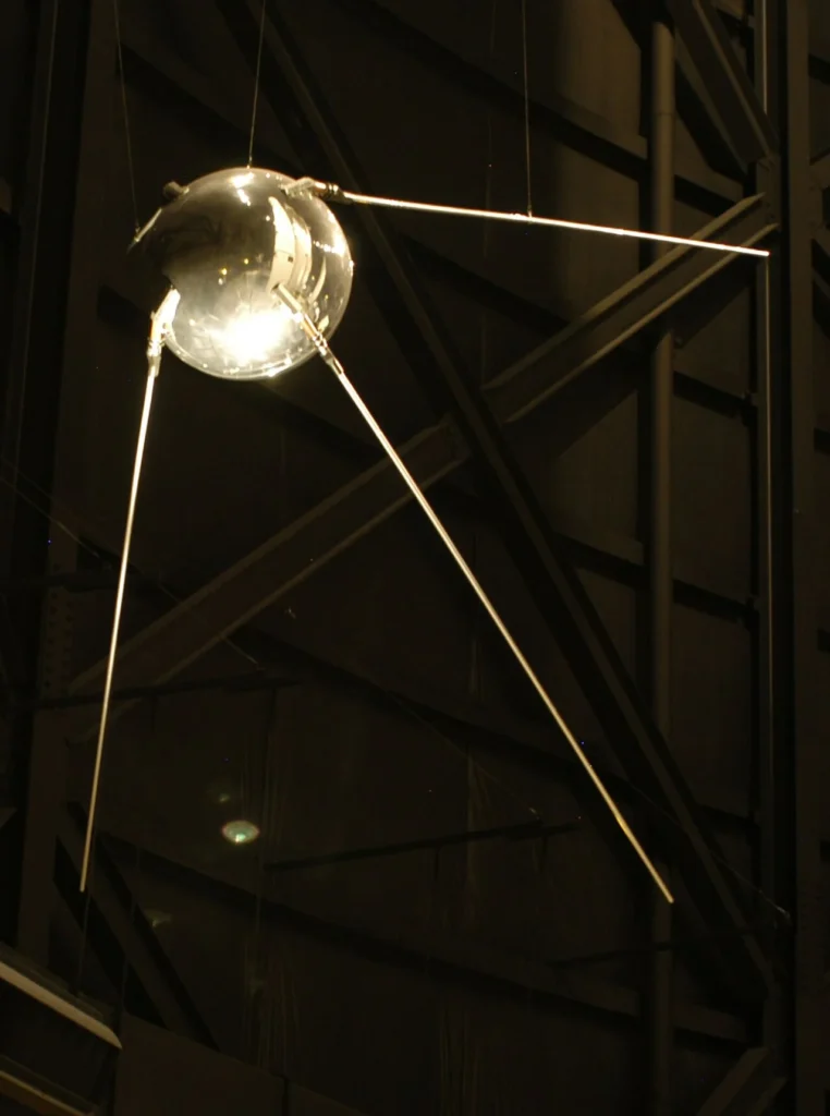 4本のアンテナを持つ球形の人工衛星スプートニク1号