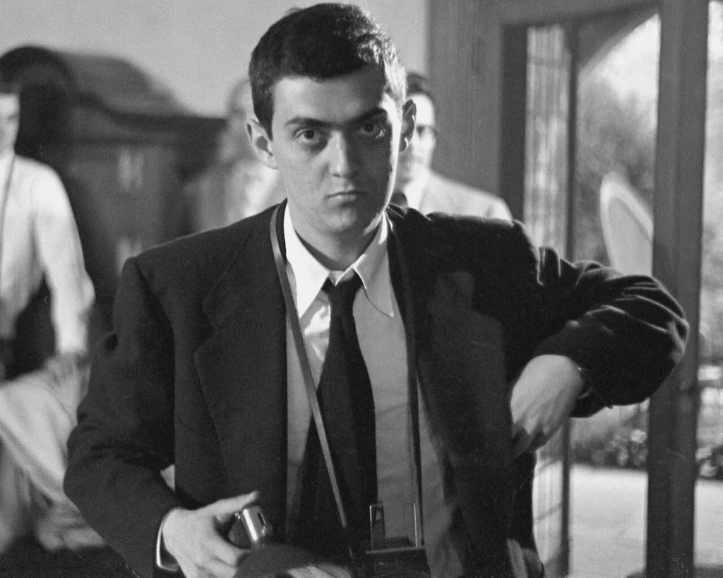 カメラを手にした映画監督スタンリー・キューブリックの肖像写真
