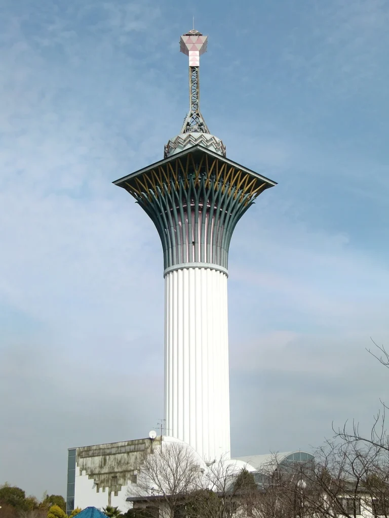 大阪の花博記念公園鶴見緑地にある「いのちの塔」の写真