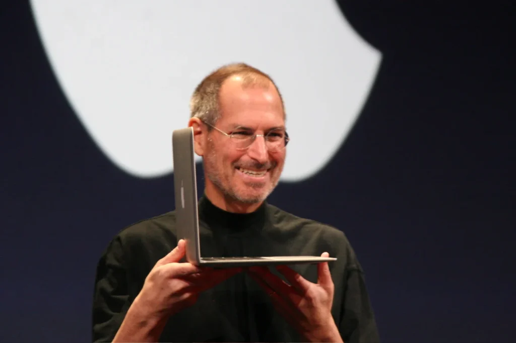 初代MacBook Airを手にするスティーブ・ジョブズ