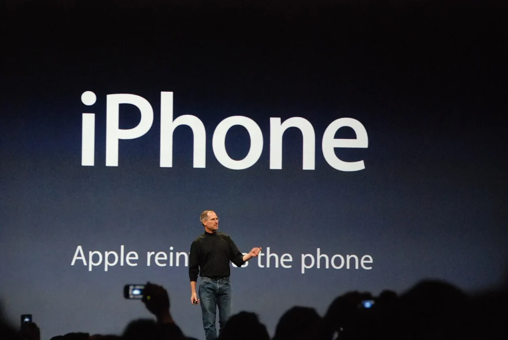 初代iPhoneを掲げて発表するスティーブ・ジョブズ