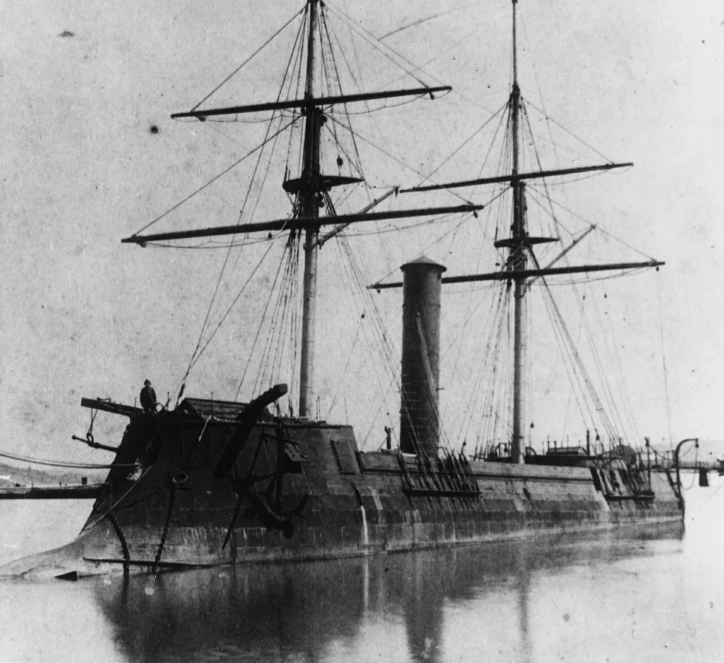 宮古湾海戦で新政府軍の主力艦となった甲鉄の写真
