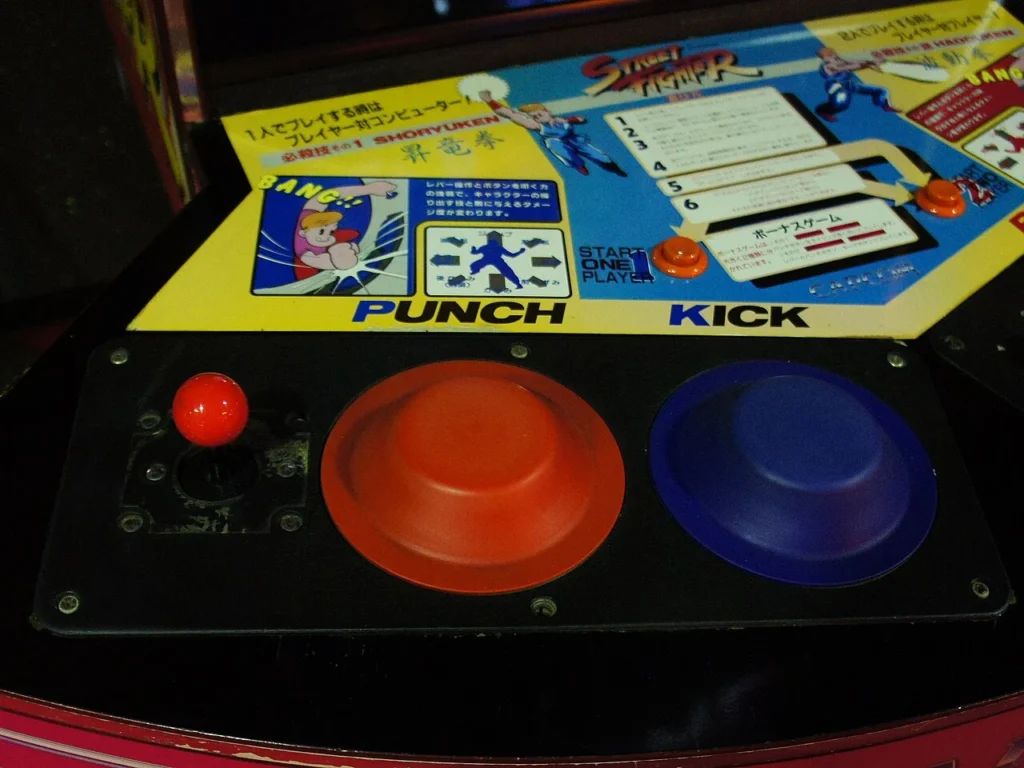 初代ストリートファイターのアーケード筐体の操作部分の写真