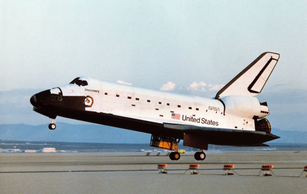 初飛行STS-41Dを終えて着陸するスペースシャトル・ディスカバリー