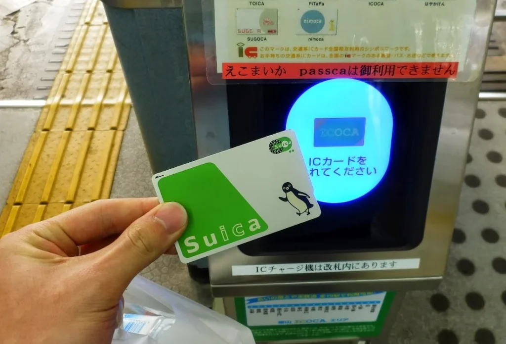 ICカード読み取り機にタッチされるSuica
