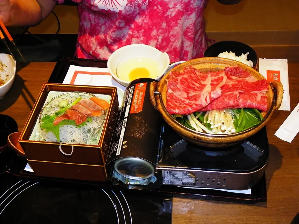 台北の和食上都統一阪急店のすき焼き(右)と刺身(左)