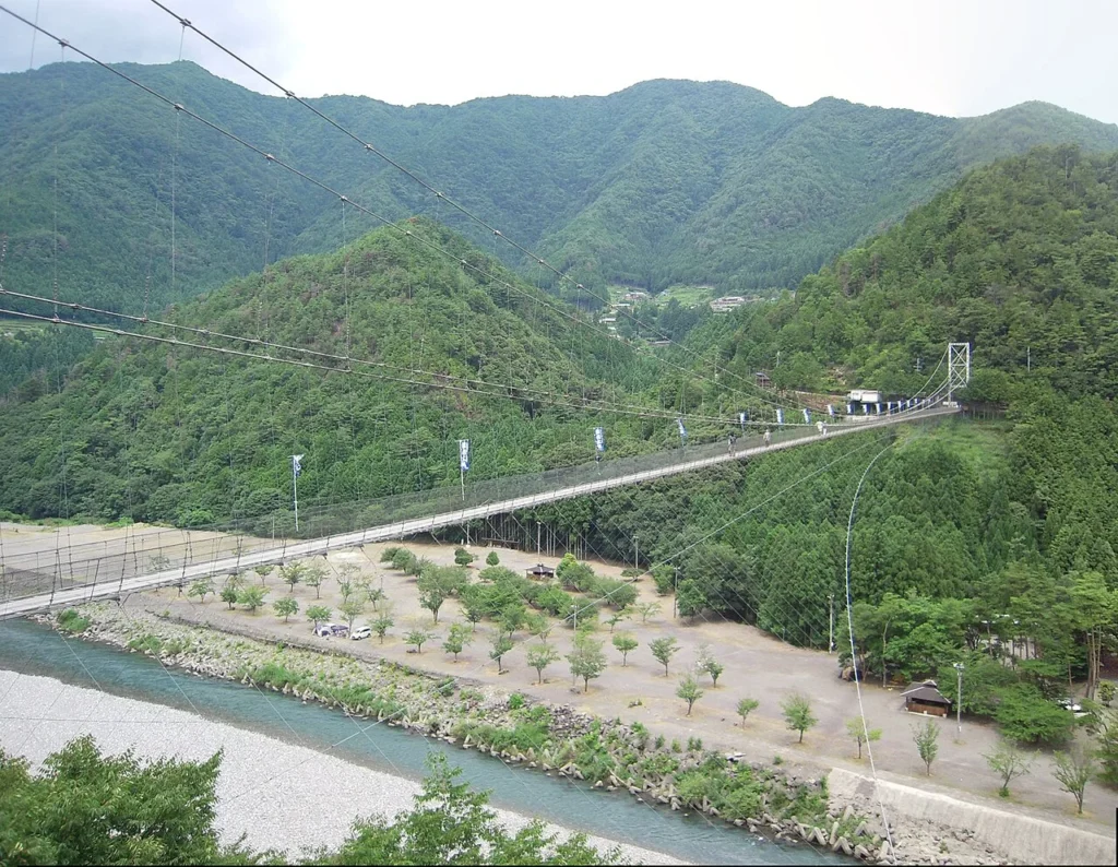 奈良県十津川村に架かる谷瀬の吊り橋