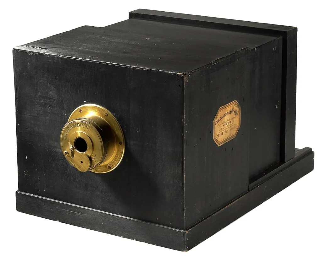 1839年に製造されたシュッセ・フレール製ダゲレオタイプカメラ