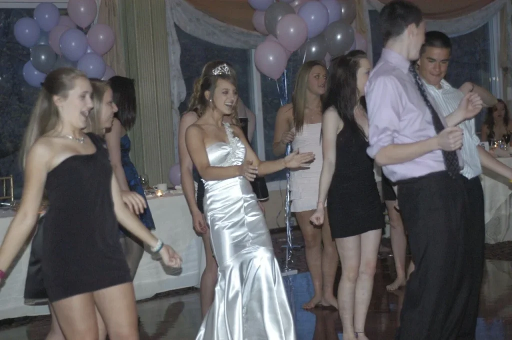 16歳の誕生日パーティーで踊る少女