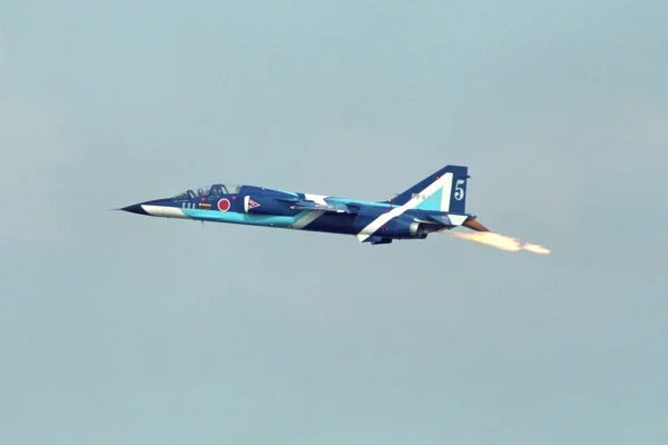 離陸するブルーインパルス仕様の三菱T-2練習機
