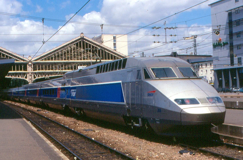 フランスのトゥール駅に停車するTGVの写真