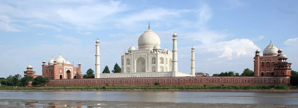 インドのアーグラに建つ白亜のタージ・マハル