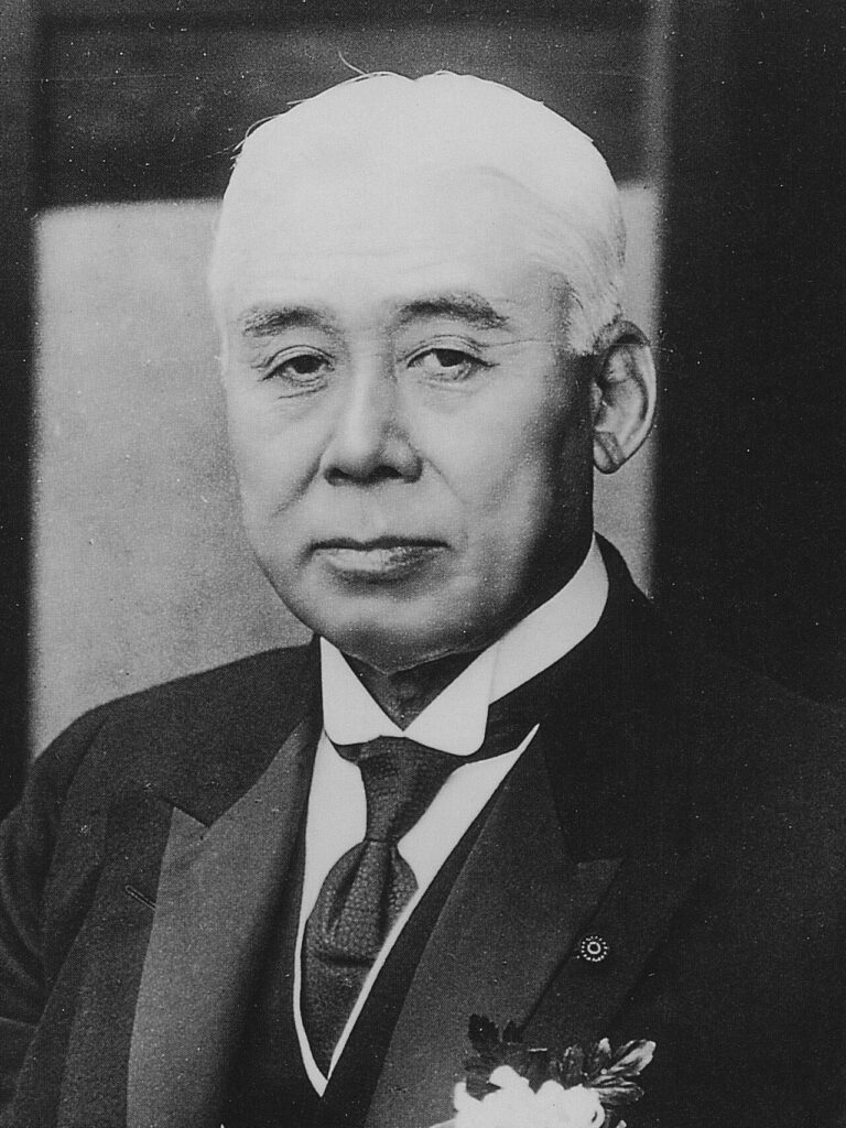 正装した原敬の肖像写真