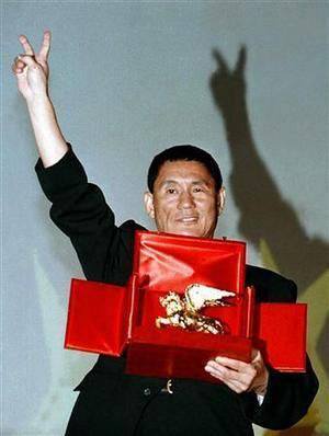 金獅子賞のトロフィーを持つ北野武の写真