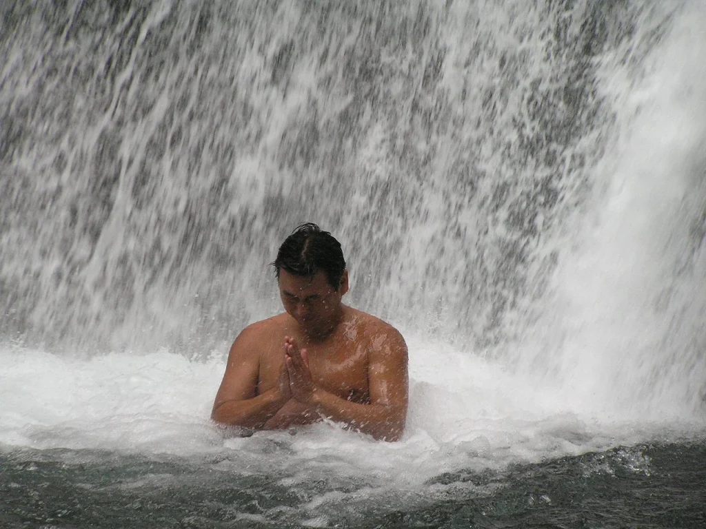 滝の水に打たれて修行する滝行の写真