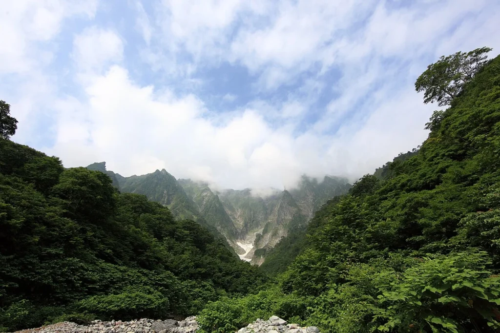 険しい岩壁が連なる谷川岳一ノ倉沢