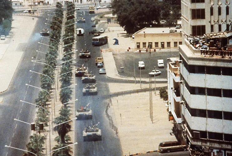 1990年のクウェート侵攻時にクウェート市内を進むイラク軍戦車