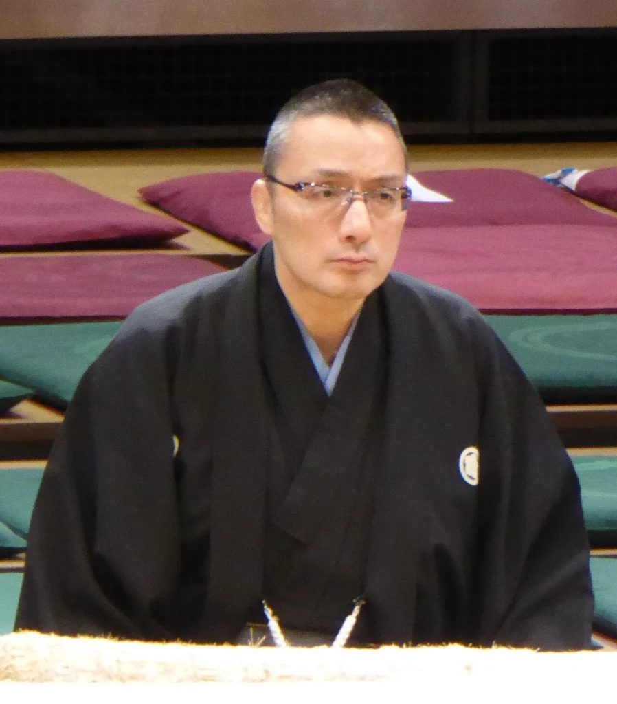 大相撲の勝負審判を務める元関脇寺尾