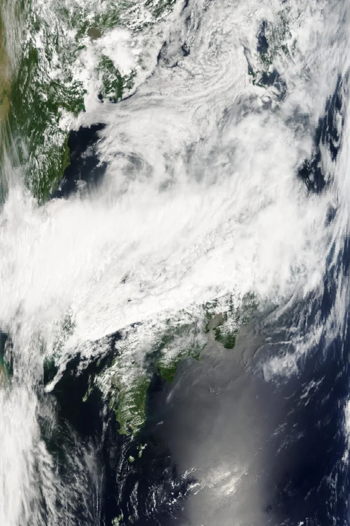 日本上空を覆う梅雨前線の雲の衛星画像