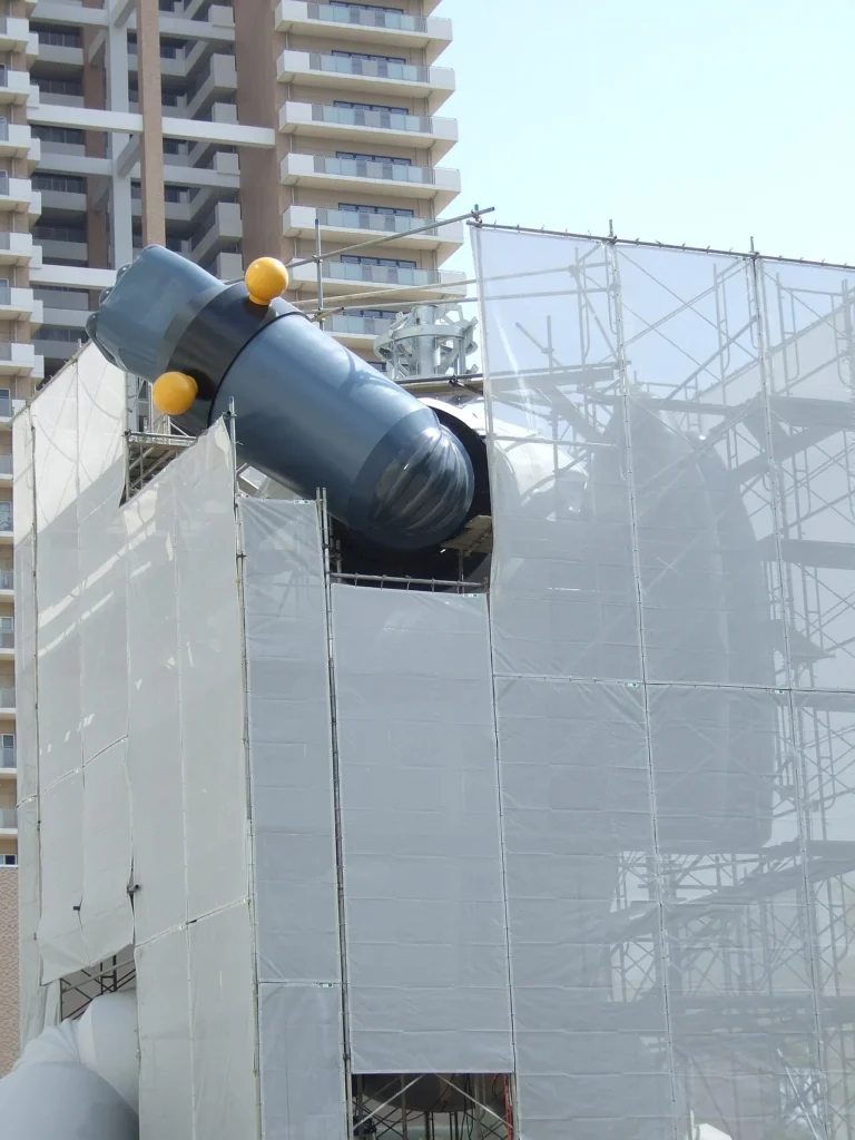 建設中の鉄人28号モニュメント