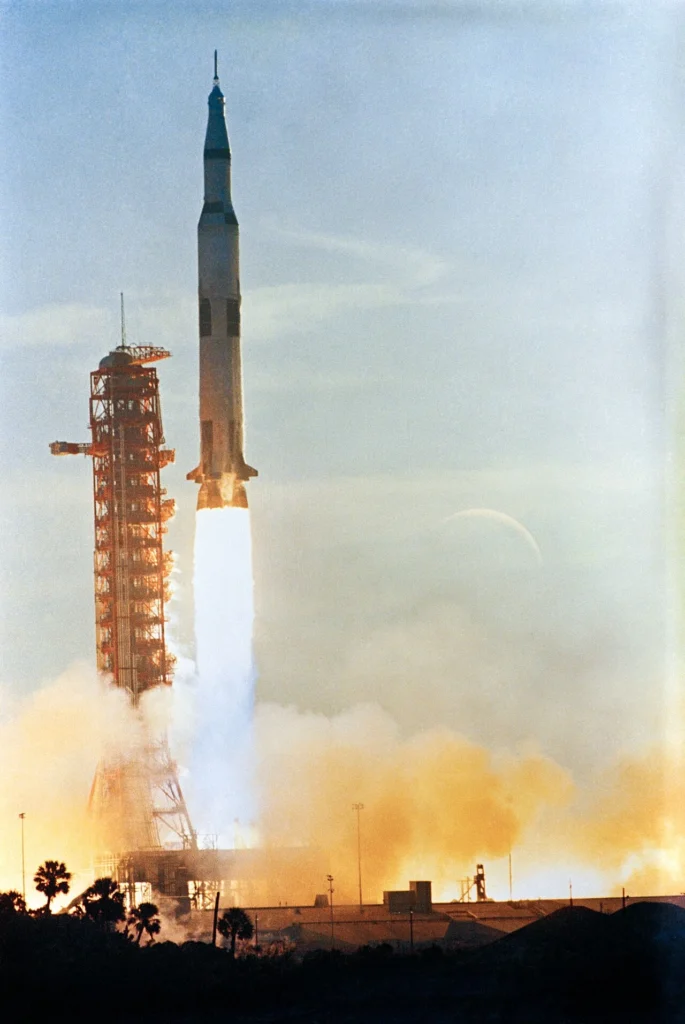 ケネディ宇宙センターから打ち上げられるアポロ8号